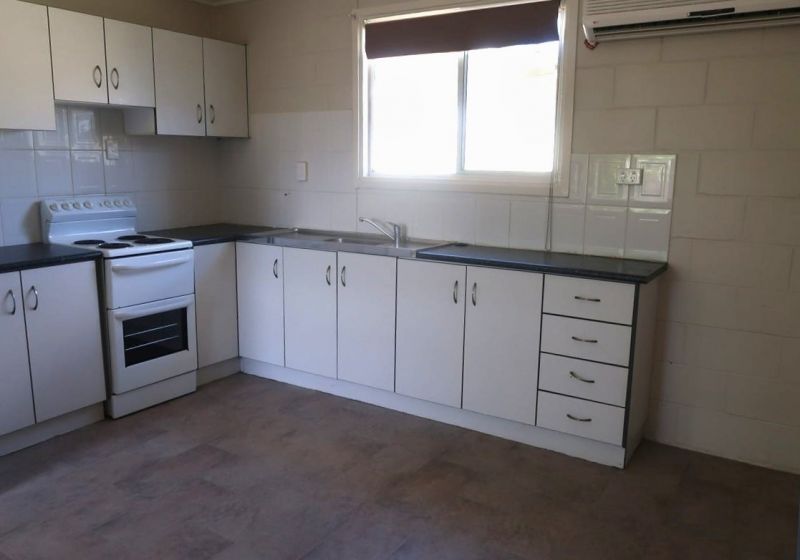 Unit 2 / 20 Old Airport Dr, Emerald QLD 4720 - Thumbnail 4