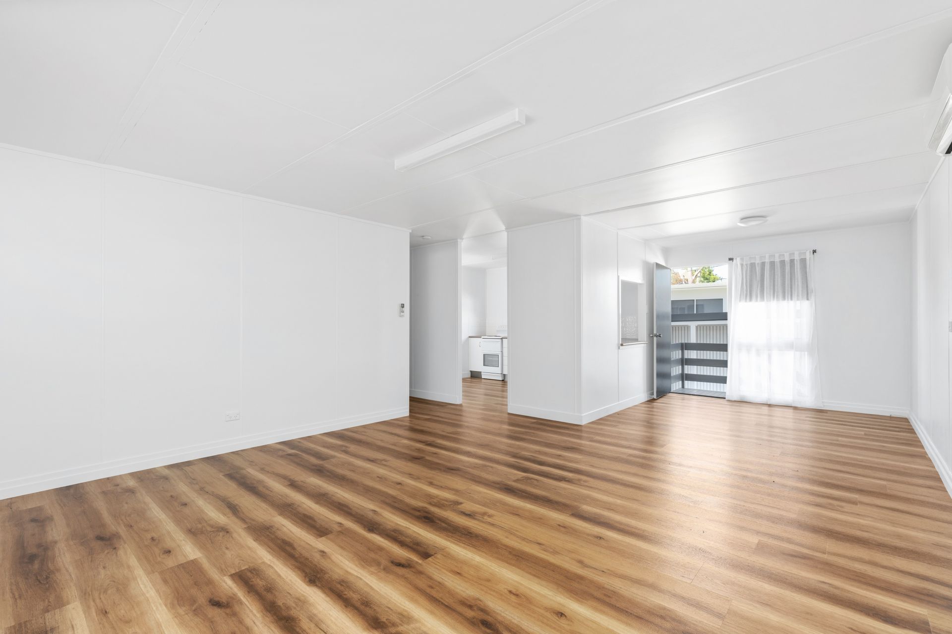 Unit 1a / 1 Edwards Pl, Emerald QLD 4720 - Thumbnail 2