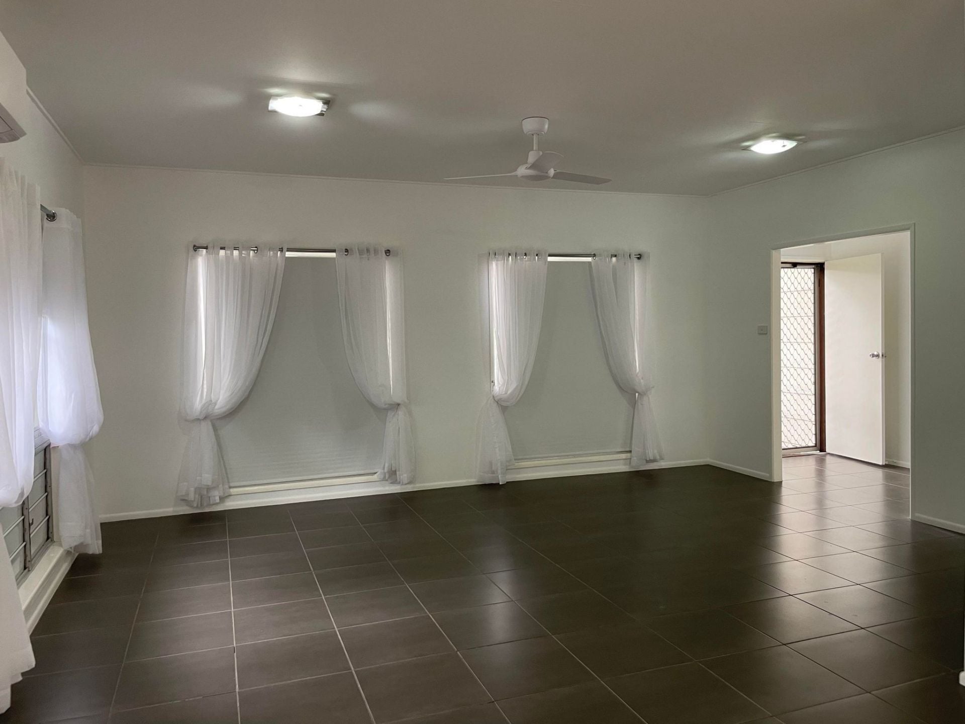 2 Pryor Pl, Emerald QLD 4720 - Thumbnail 3