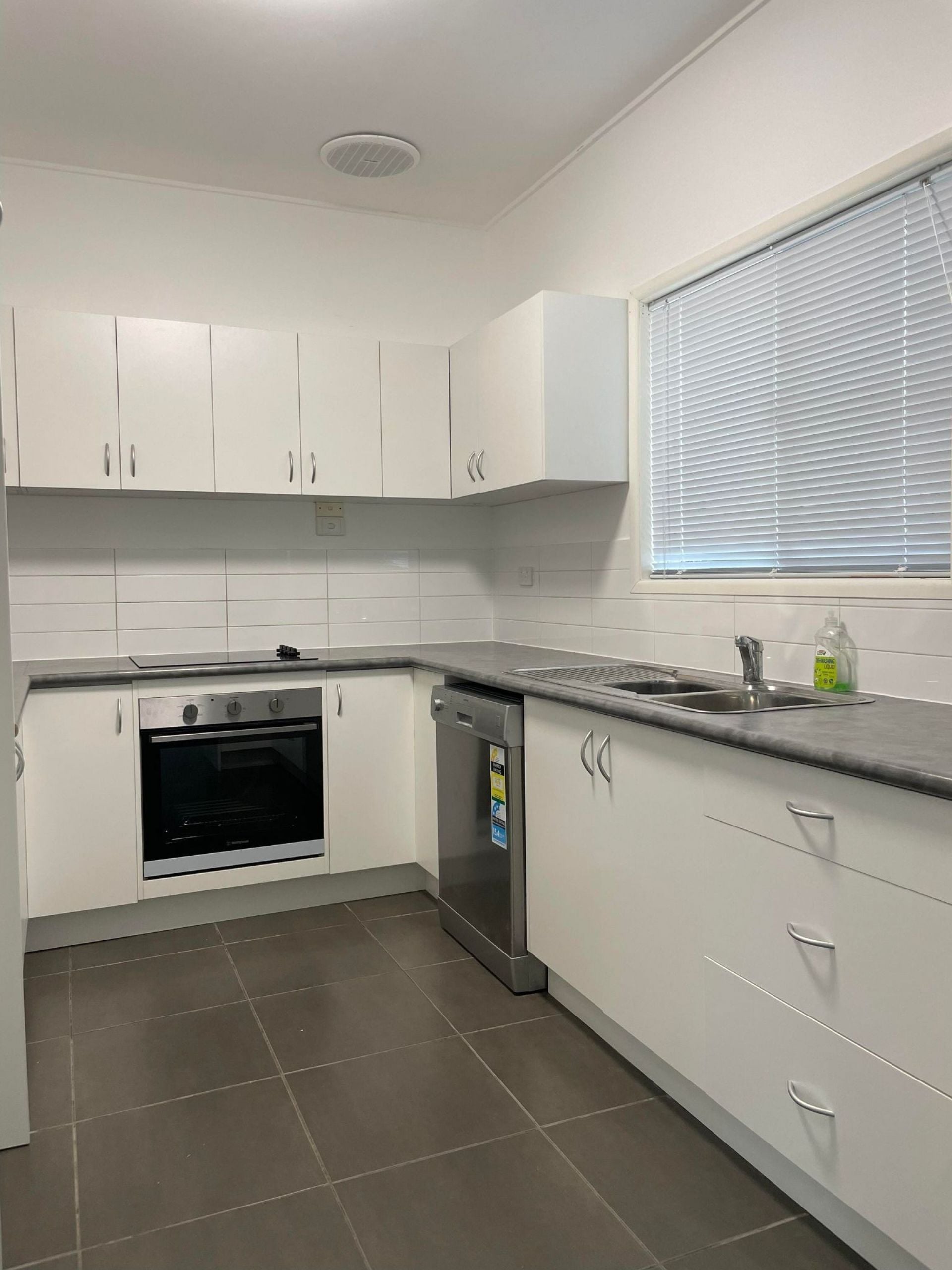 2 Pryor Pl, Emerald QLD 4720 - Thumbnail 6