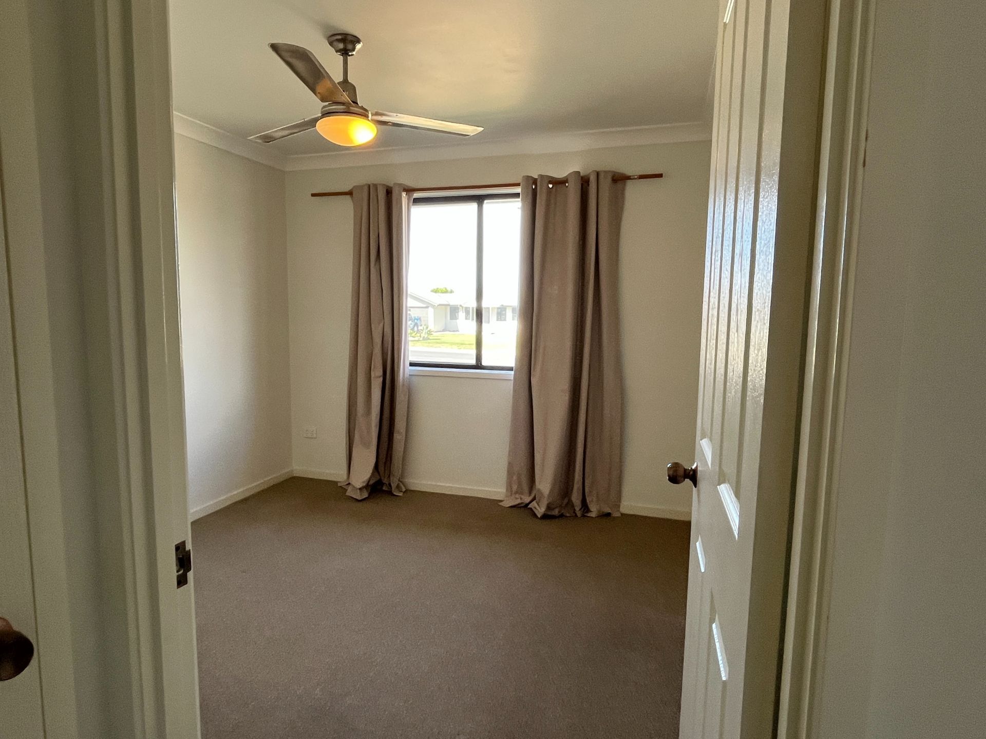 1 Newman Dr, Emerald QLD 4720 - Thumbnail 6
