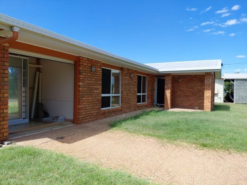 7 Park Av, Emerald QLD 4720 - Thumbnail 2