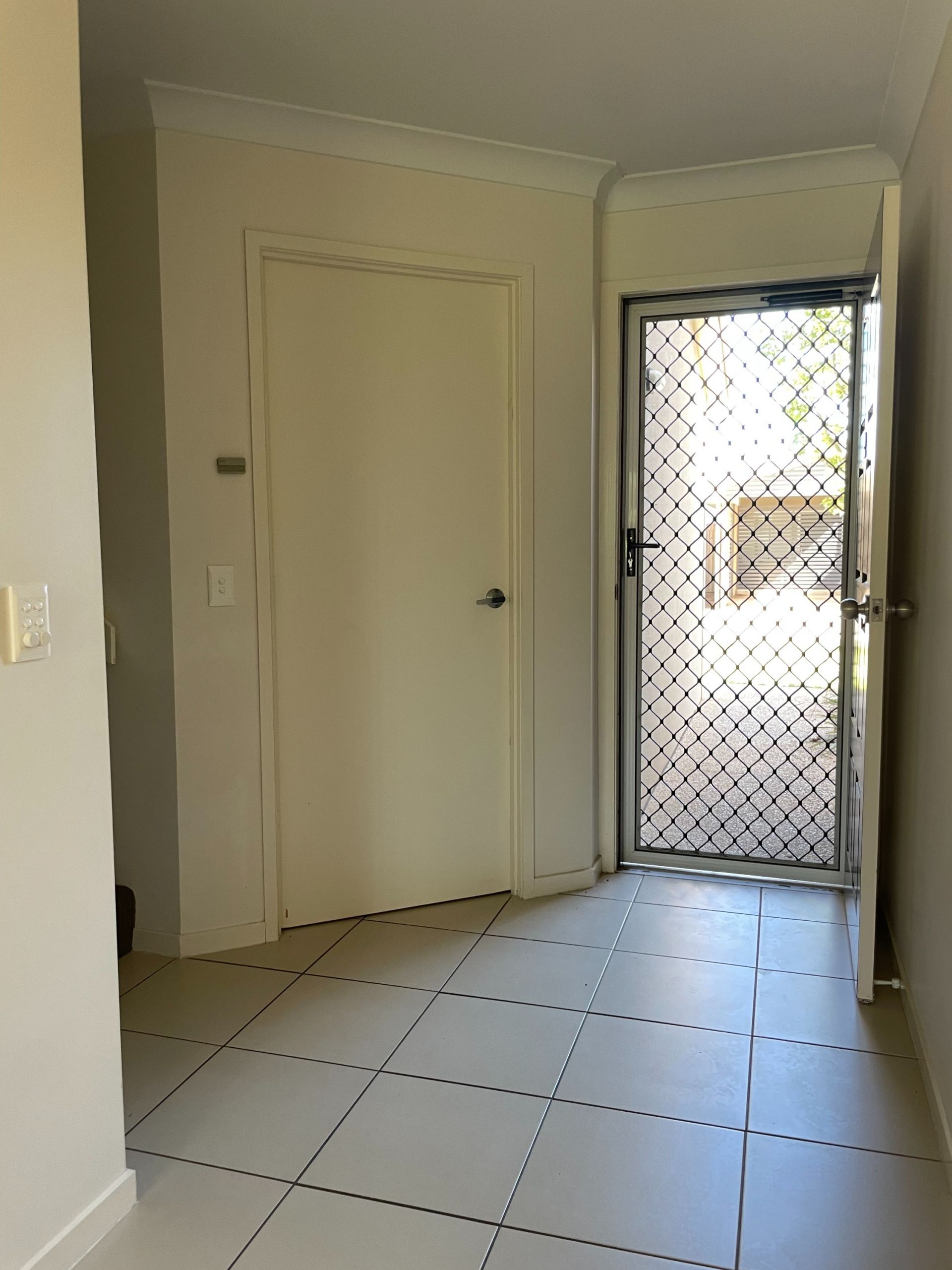 Unit 2 / 6 Sullivan St, Emerald QLD 4720 - Thumbnail 3