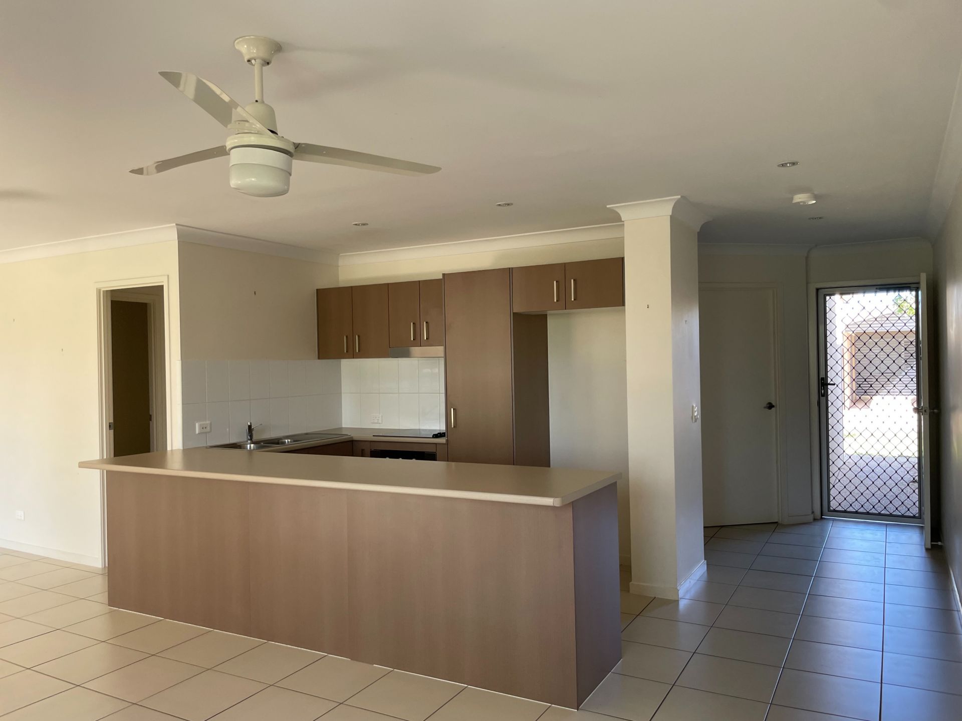 Unit 2 / 6 Sullivan St, Emerald QLD 4720 - Thumbnail 4