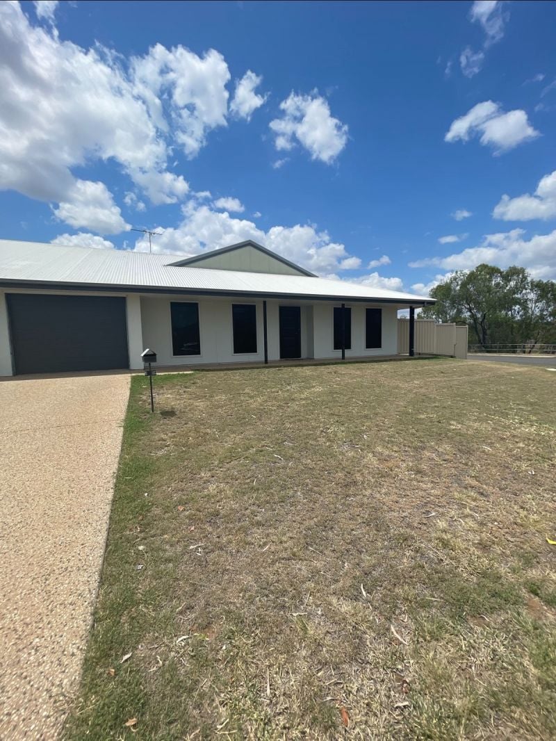 Unit 2 / 54 Lakeside Dr, Emerald QLD 4720 - Thumbnail 2