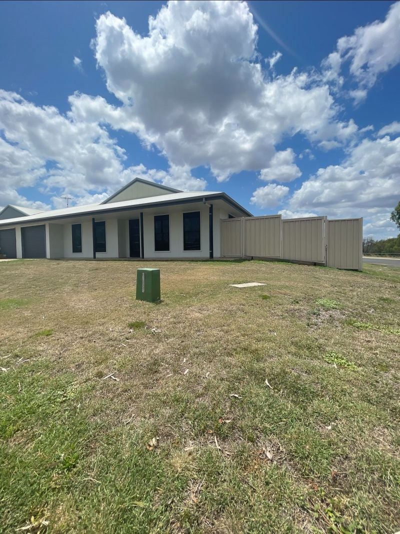 Unit 2 / 54 Lakeside Dr, Emerald QLD 4720